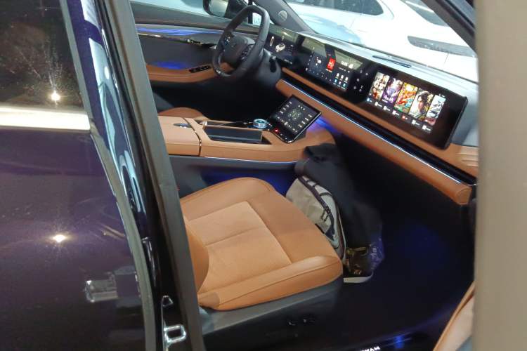 Used VOYAH PASSION 2024 PHEV Four-Wheel Drive Ultra-Long Range Flagship Model Right Front Seat