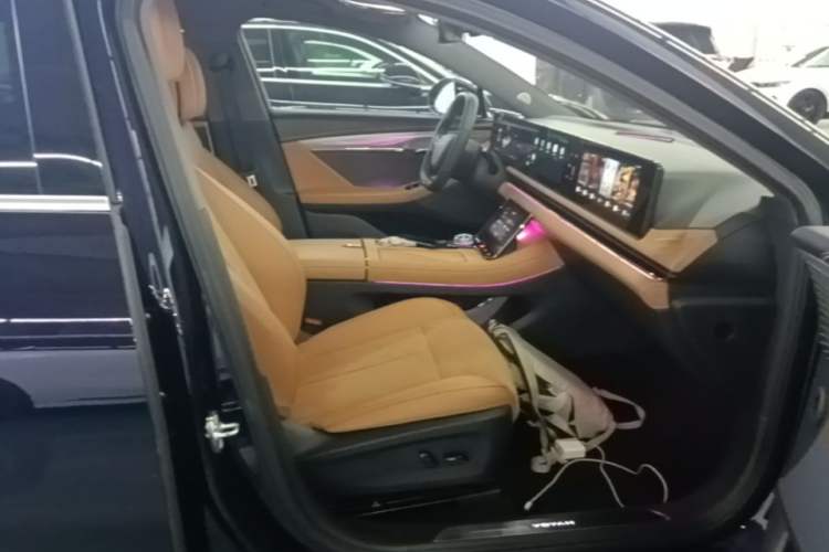 Used VOYAH PASSION 2024 PHEV Four-Wheel Drive Ultra-Long Range Flagship Model Right Front Seat