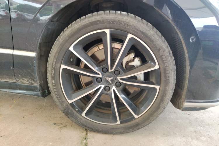 Used VOYAH PASSION 2024 PHEV Four-Wheel Drive Ultra-Long Range Flagship Model Right Front Wheel Hub