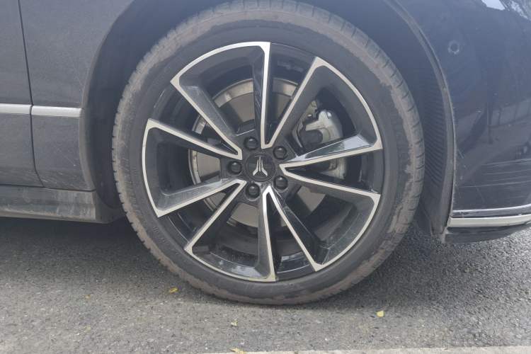 Used VOYAH PASSION 2024 PHEV Four-Wheel Drive Ultra-Long Range Flagship Model Right Front Wheel Hub