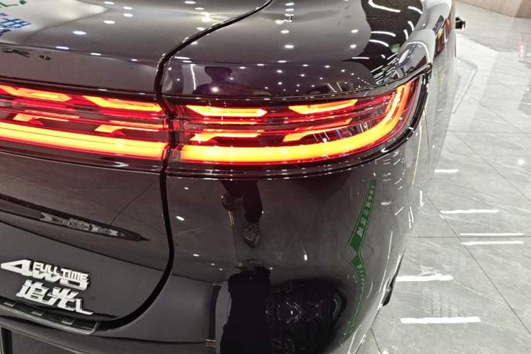 Used VOYAH PASSION 2024 PHEV Four-Wheel Drive Ultra-Long Range Flagship Model Right Rear Taillight