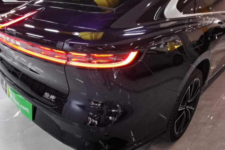 Used VOYAH PASSION 2024 PHEV Four-Wheel Drive Ultra-Long Range Flagship Model Right Rear Taillight