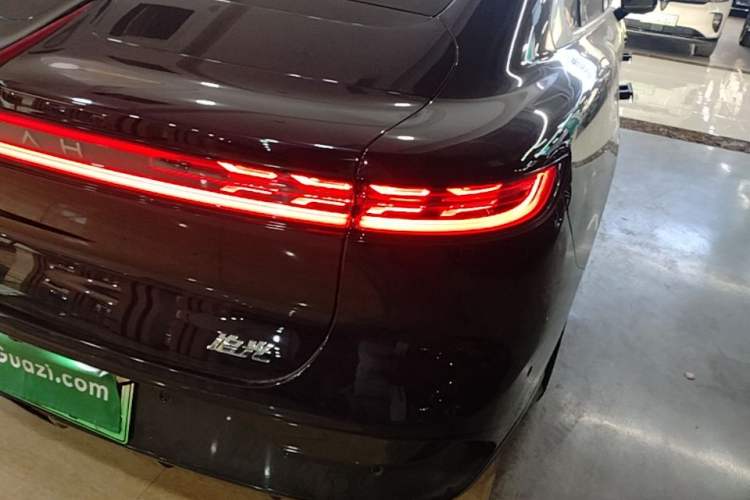 Used VOYAH PASSION 2024 PHEV Four-Wheel Drive Ultra-Long Range Flagship Model Right Rear Taillight