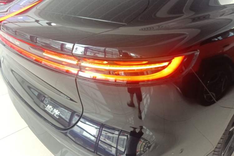 Used VOYAH PASSION 2024 PHEV Four-Wheel Drive Ultra-Long Range Flagship Model Right Rear Taillight