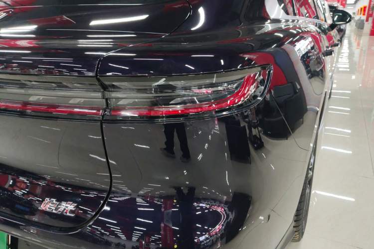 Used VOYAH PASSION 2024 PHEV Four-Wheel Drive Ultra-Long Range Flagship Model Right Rear Taillight