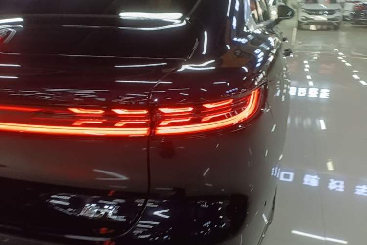 Used VOYAH PASSION 2024 PHEV Four-Wheel Drive Ultra-Long Range Flagship Model Right Rear Taillight