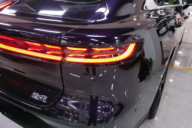 Used VOYAH PASSION 2024 PHEV Four-Wheel Drive Ultra-Long Range Flagship Model Right Rear Taillight