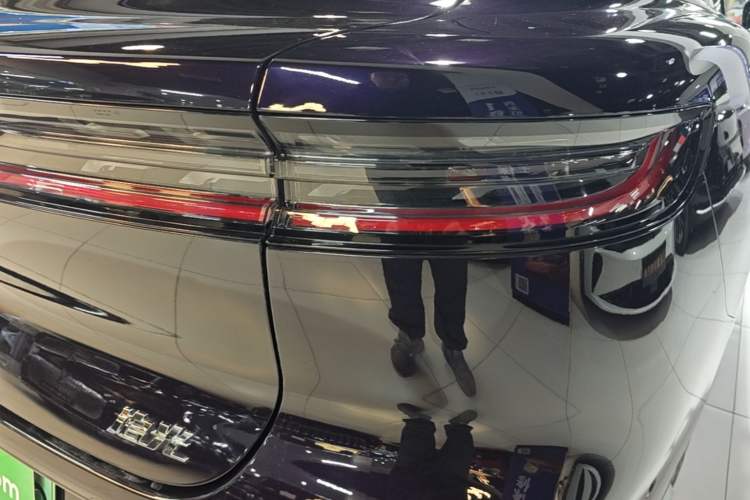 Used VOYAH PASSION 2024 PHEV Four-Wheel Drive Ultra-Long Range Executive Edition Right Rear Taillight