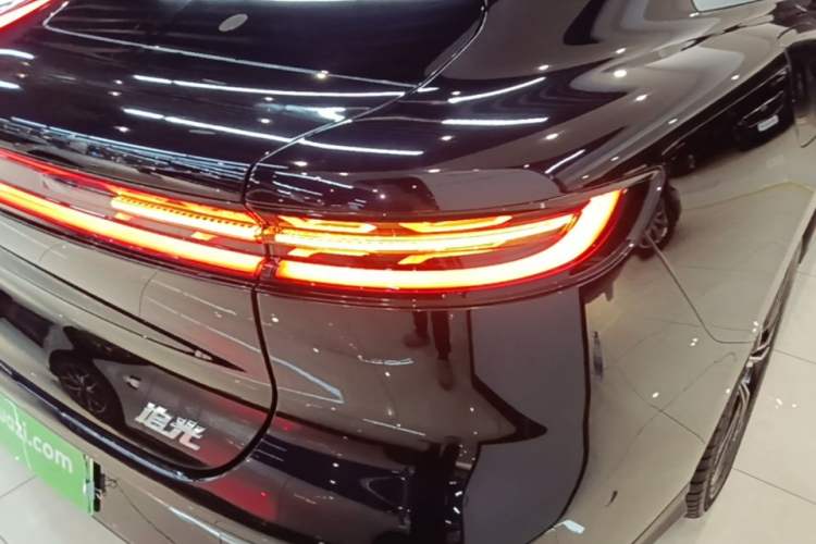 Used VOYAH PASSION 2024 PHEV Four-Wheel Drive Ultra-Long Range Flagship Model Right Rear Taillight