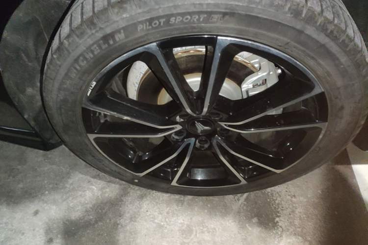 Used VOYAH PASSION 2024 PHEV Four-Wheel Drive Ultra-Long Range Flagship Model Right Rear Wheel Hub