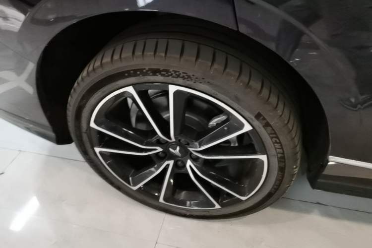 Used VOYAH PASSION 2024 PHEV Four-Wheel Drive Ultra-Long Range Flagship Model Right Rear Wheel Hub