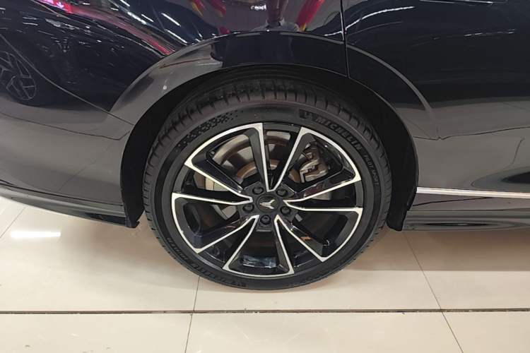 Used VOYAH PASSION 2024 PHEV Four-Wheel Drive Ultra-Long Range Flagship Model Right Rear Wheel Hub