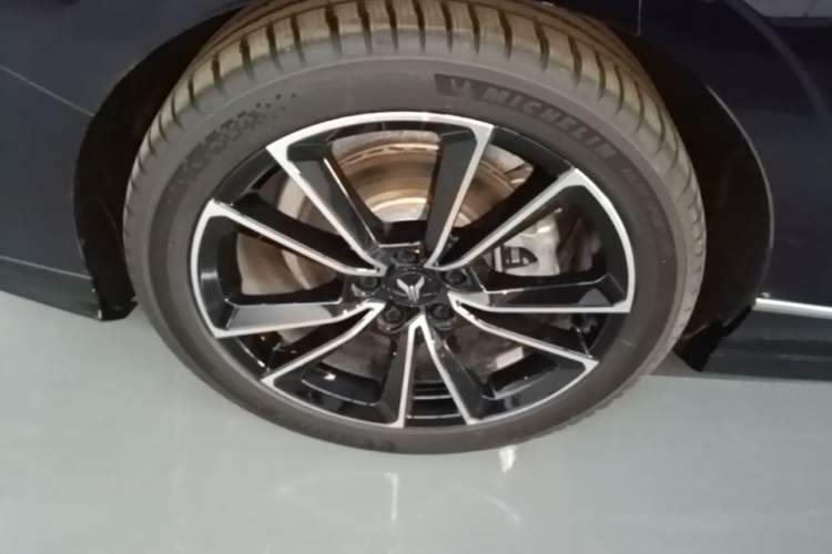 Used VOYAH PASSION 2024 PHEV Four-Wheel Drive Ultra-Long Range Flagship Model Right Rear Wheel Hub