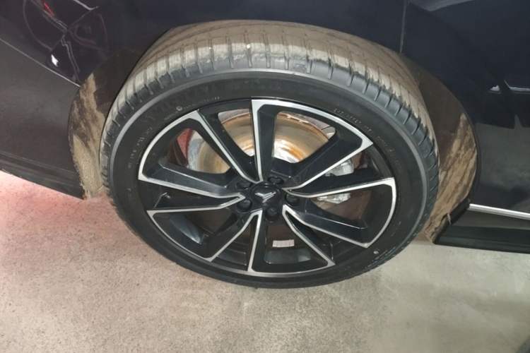 Used VOYAH PASSION 2024 PHEV Four-Wheel Drive Ultra-Long Range Flagship Model Right Rear Wheel Hub