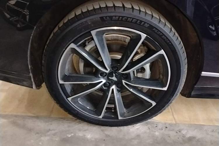 Used VOYAH PASSION 2024 PHEV Four-Wheel Drive Ultra-Long Range Flagship Model Right Rear Wheel Hub
