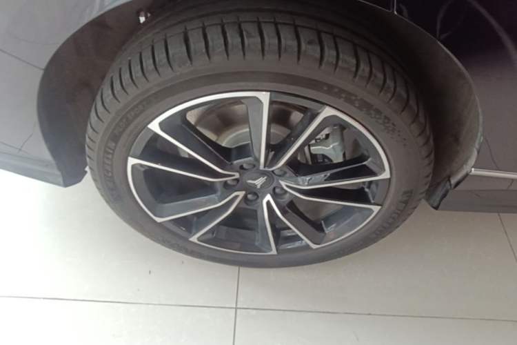 Used VOYAH PASSION 2024 PHEV Four-Wheel Drive Ultra-Long Range Flagship Model Right Rear Wheel Hub