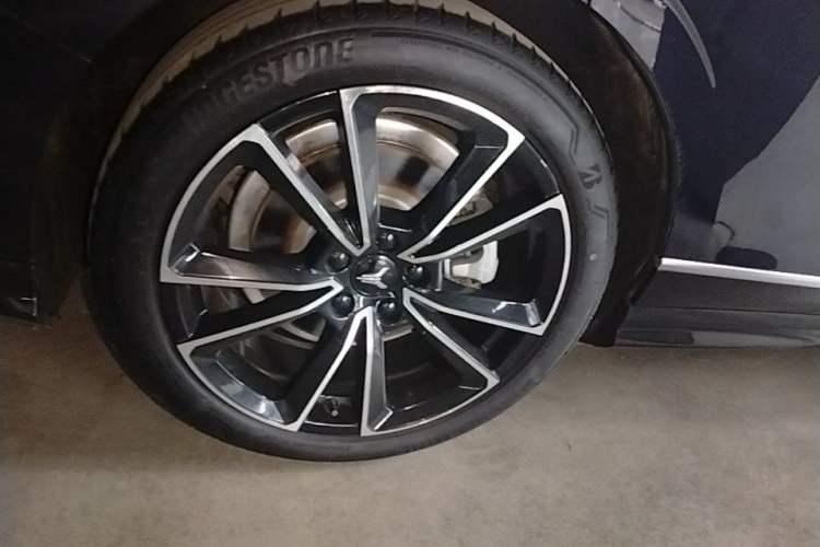 Used VOYAH PASSION 2024 PHEV Four-Wheel Drive Ultra-Long Range Flagship Model Right Rear Wheel Hub