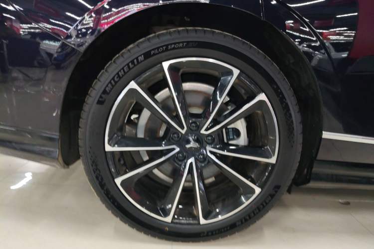 Used VOYAH PASSION 2024 PHEV Four-Wheel Drive Ultra-Long Range Flagship Model Right Rear Wheel Hub