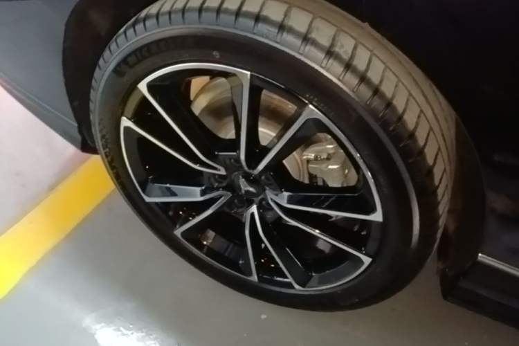 Used VOYAH PASSION 2024 PHEV Four-Wheel Drive Ultra-Long Range Flagship Model Right Rear Wheel Hub