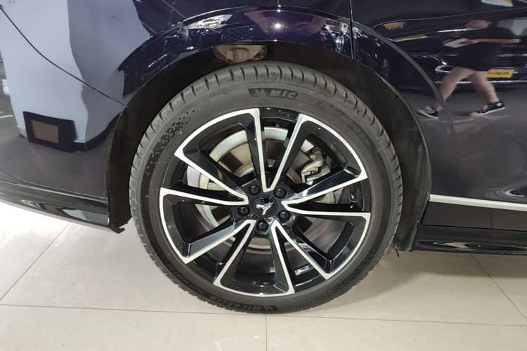 Used VOYAH PASSION 2024 PHEV Four-Wheel Drive Ultra-Long Range Flagship Model Right Rear Wheel Hub