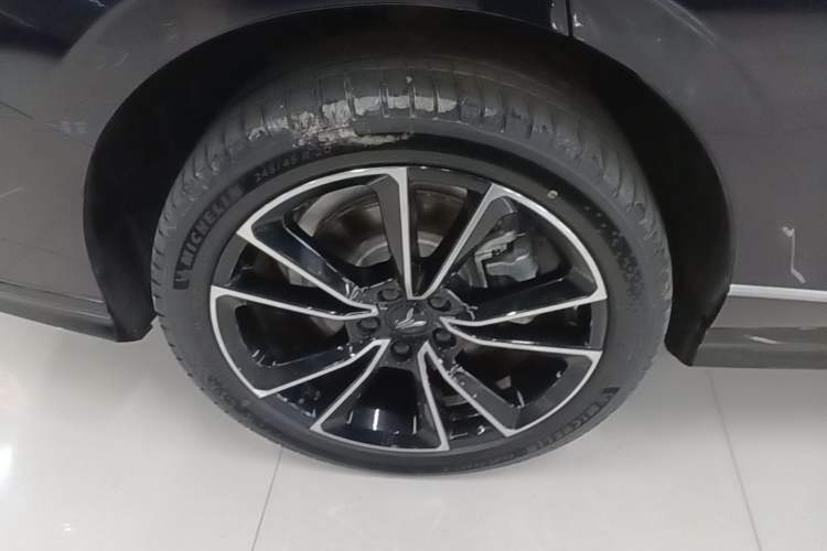 Used VOYAH PASSION 2024 PHEV Four-Wheel Drive Ultra-Long Range Flagship Model Right Rear Wheel Hub