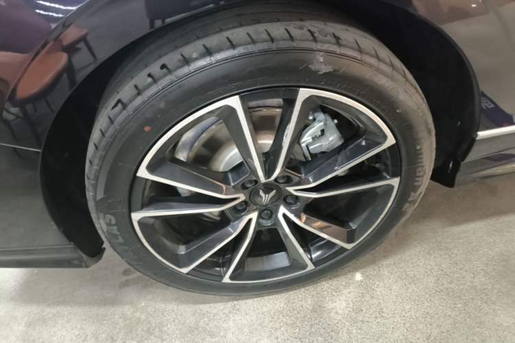 Used VOYAH PASSION 2024 PHEV Four-Wheel Drive Ultra-Long Range Flagship Model Right Rear Wheel Hub