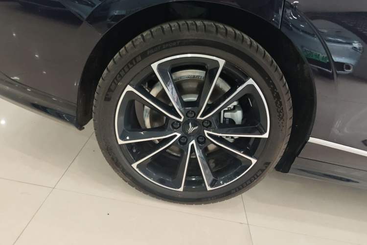 Used VOYAH PASSION 2024 PHEV Four-Wheel Drive Ultra-Long Range Flagship Model Right Rear Wheel Hub