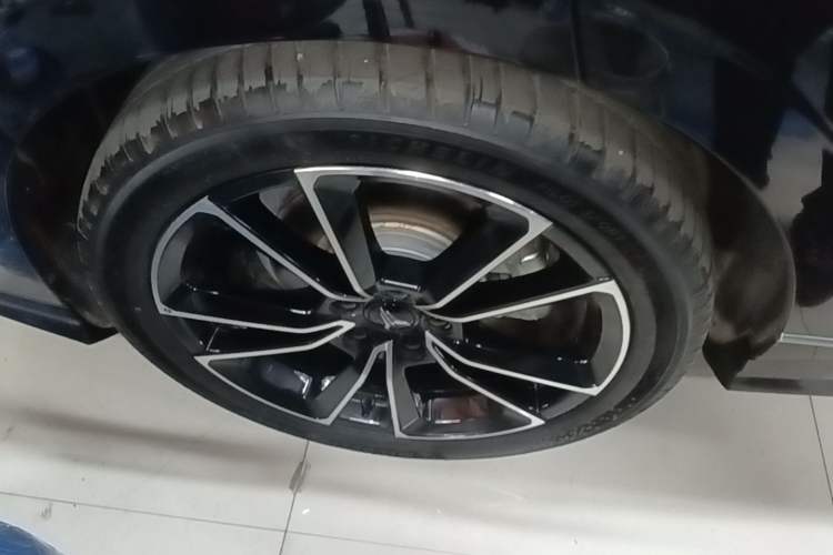 Used VOYAH PASSION 2024 PHEV Four-Wheel Drive Ultra-Long Range Flagship Model Right Rear Wheel Hub