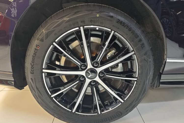 Used VOYAH PASSION 2024 PHEV Four-Wheel Drive Ultra-Long Range Executive Edition Right Rear Wheel Hub
