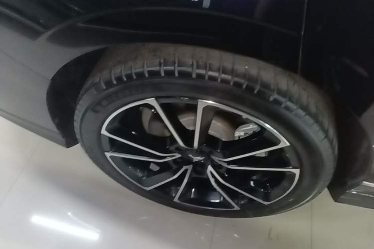 Used VOYAH PASSION 2024 PHEV Four-Wheel Drive Ultra-Long Range Flagship Model Right Rear Wheel Hub