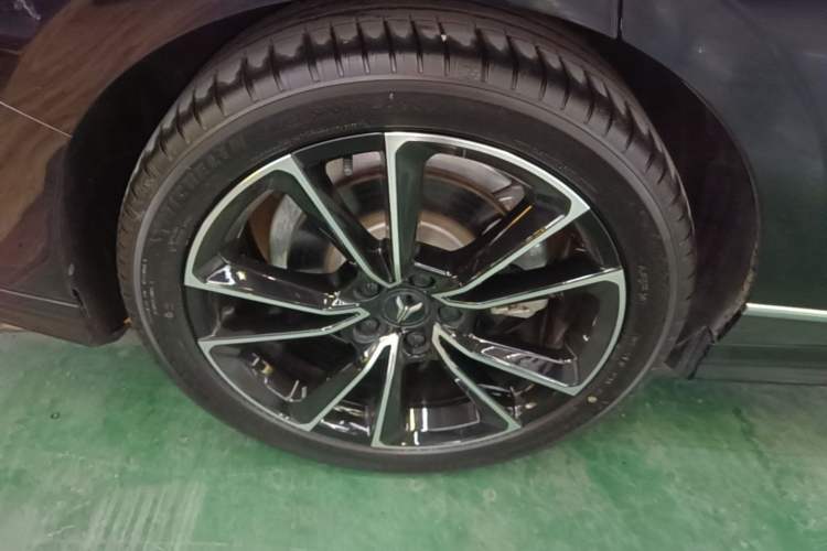 Used VOYAH PASSION 2024 PHEV Four-Wheel Drive Ultra-Long Range Flagship Model Right Rear Wheel Hub