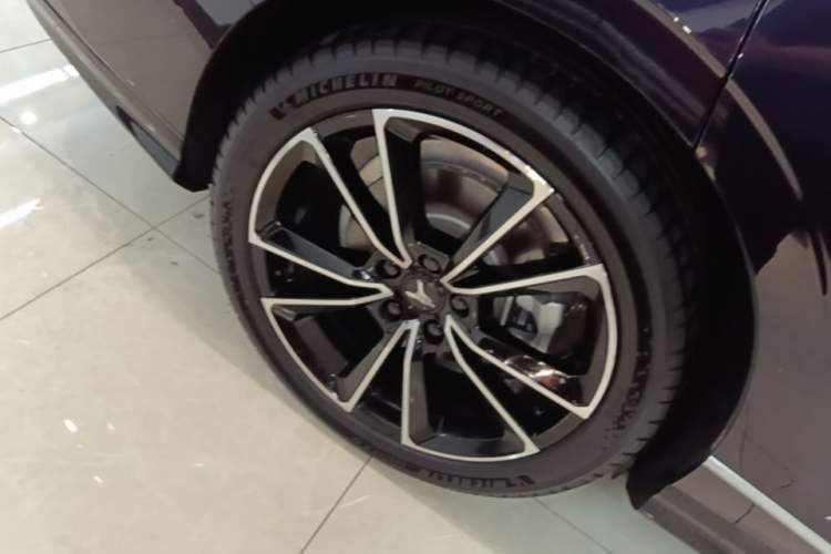 Used VOYAH PASSION 2024 PHEV Four-Wheel Drive Ultra-Long Range Flagship Model Right Rear Wheel Hub