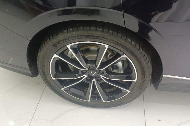 Used VOYAH PASSION 2024 PHEV Four-Wheel Drive Ultra-Long Range Flagship Model Right Rear Wheel Hub