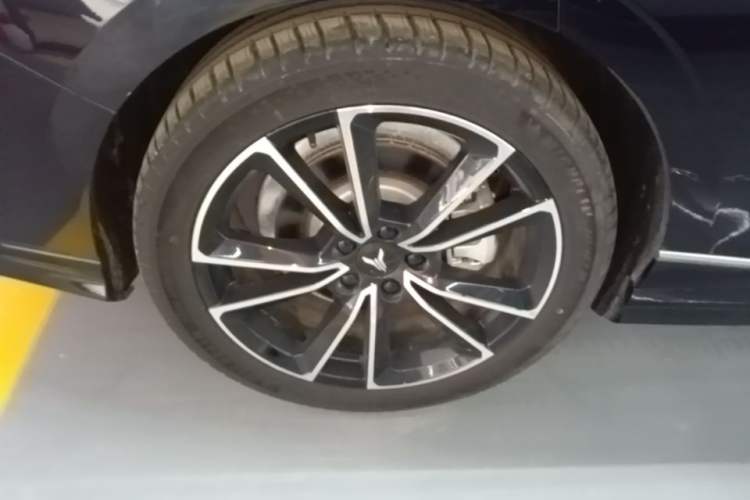 Used VOYAH PASSION 2024 PHEV Four-Wheel Drive Ultra-Long Range Flagship Model Right Rear Wheel Hub