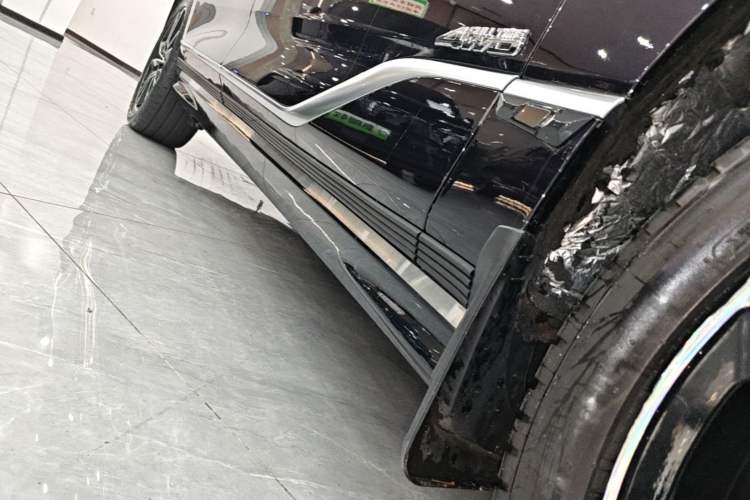 Used VOYAH PASSION 2024 PHEV Four-Wheel Drive Ultra-Long Range Flagship Model Right Side Sill