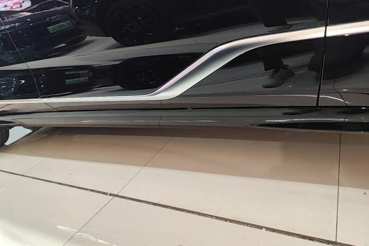 Used VOYAH PASSION 2024 PHEV Four-Wheel Drive Ultra-Long Range Flagship Model Right Side Sill