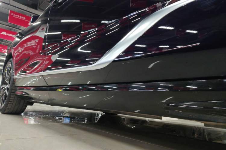 Used VOYAH PASSION 2024 PHEV Four-Wheel Drive Ultra-Long Range Flagship Model Right Side Sill