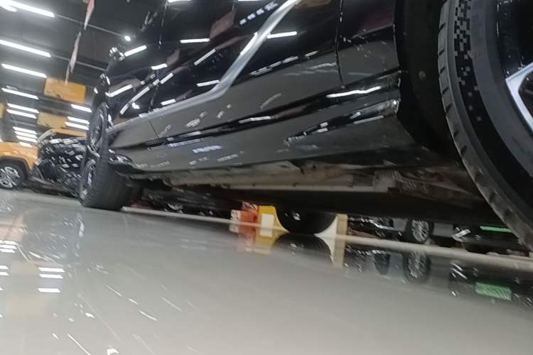 Used VOYAH PASSION 2024 PHEV Four-Wheel Drive Ultra-Long Range Flagship Model Right Side Sill