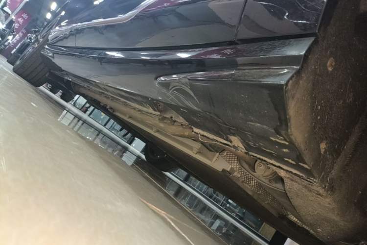 Used VOYAH PASSION 2024 PHEV Four-Wheel Drive Ultra-Long Range Flagship Model Right Side Sill