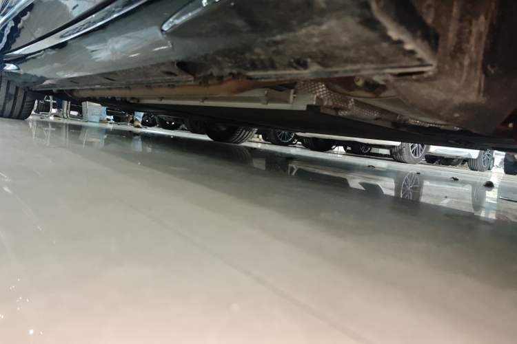 Used VOYAH PASSION 2024 PHEV Four-Wheel Drive Ultra-Long Range Flagship Model Right Side Sill