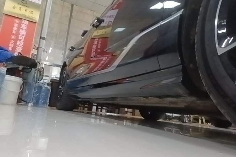Used VOYAH PASSION 2024 PHEV Four-Wheel Drive Ultra-Long Range Flagship Model Right Side Sill
