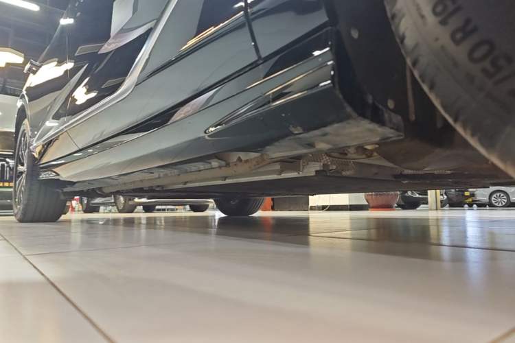 Used VOYAH PASSION 2024 PHEV Four-Wheel Drive Ultra-Long Range Executive Edition Right Side Sill