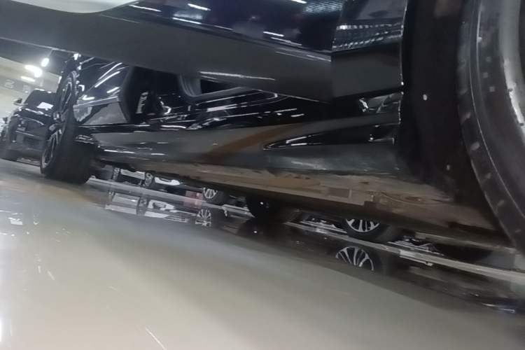 Used VOYAH PASSION 2024 PHEV Four-Wheel Drive Ultra-Long Range Flagship Model Right Side Sill