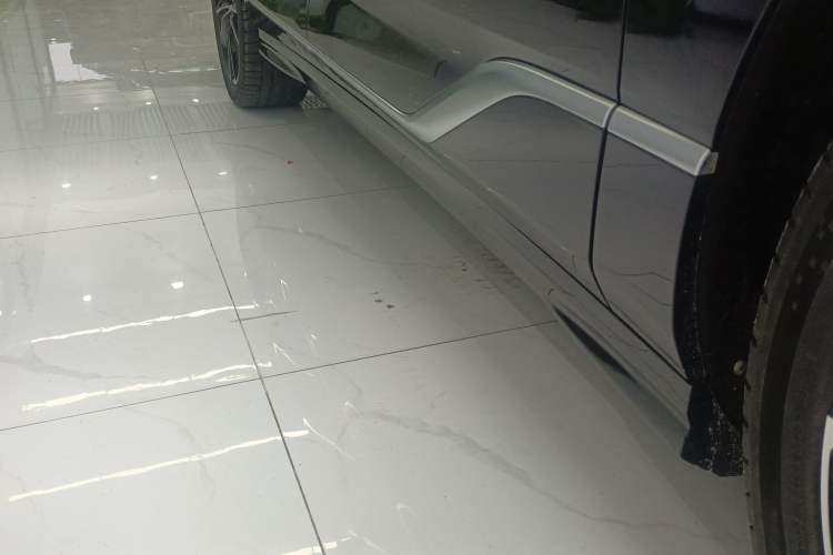 Used VOYAH PASSION 2024 PHEV Four-Wheel Drive Ultra-Long Range Flagship Model Right Side Sill