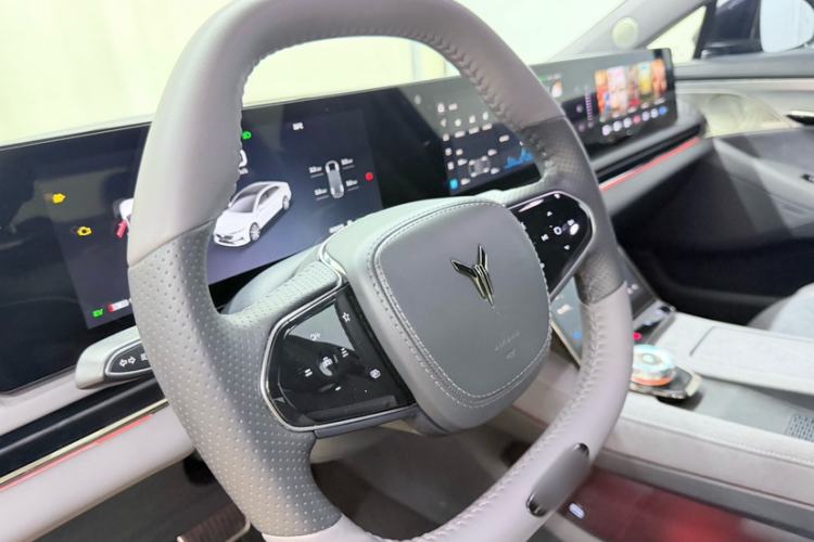Used VOYAH PASSION 2024 PHEV Four-Wheel Drive Ultra-Long Range Flagship Model Steering Wheel