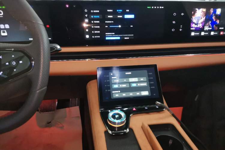 Used VOYAH PASSION 2024 PHEV Four-Wheel Drive Ultra-Long Range Flagship Model Audio And AC Panel