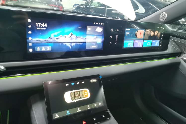 Used VOYAH PASSION 2024 PHEV Four-Wheel Drive Ultra-Long Range Executive Edition Audio And AC Panel