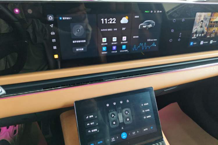 Used VOYAH PASSION 2024 PHEV Four-Wheel Drive Ultra-Long Range Executive Edition Audio And AC Panel