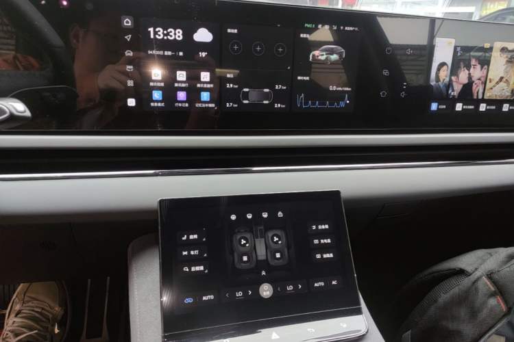 Used VOYAH PASSION 2024 PHEV Four-Wheel Drive Ultra-Long Range Executive Edition Audio And AC Panel