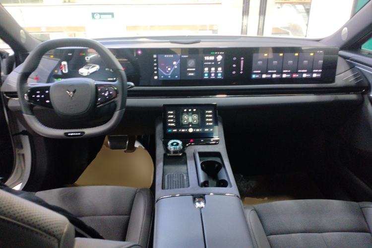 Used VOYAH PASSION 2024 PHEV Four-Wheel Drive Ultra-Long Range Flagship Model Center Console